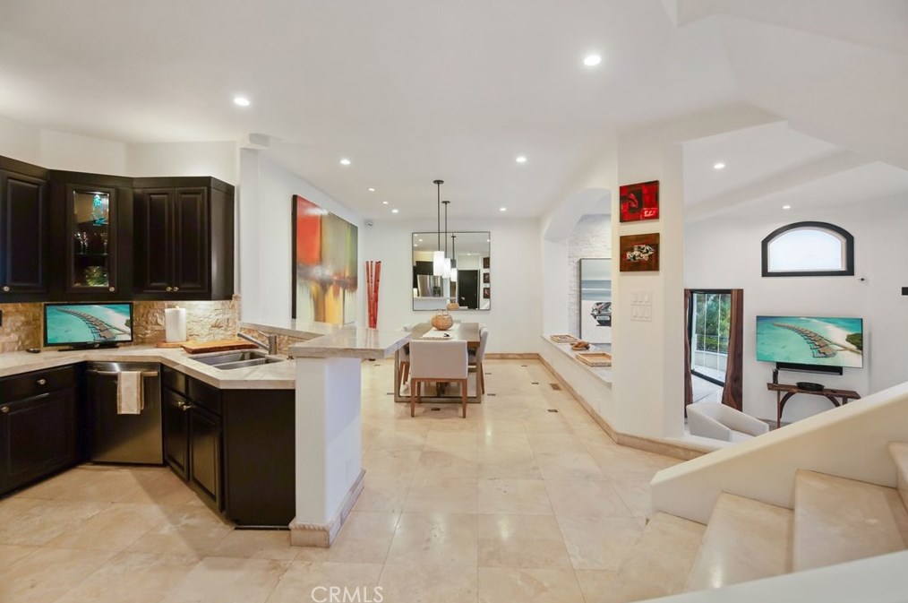 825 Smt Dr, Laguna Beach CA  92651-3421 exterior