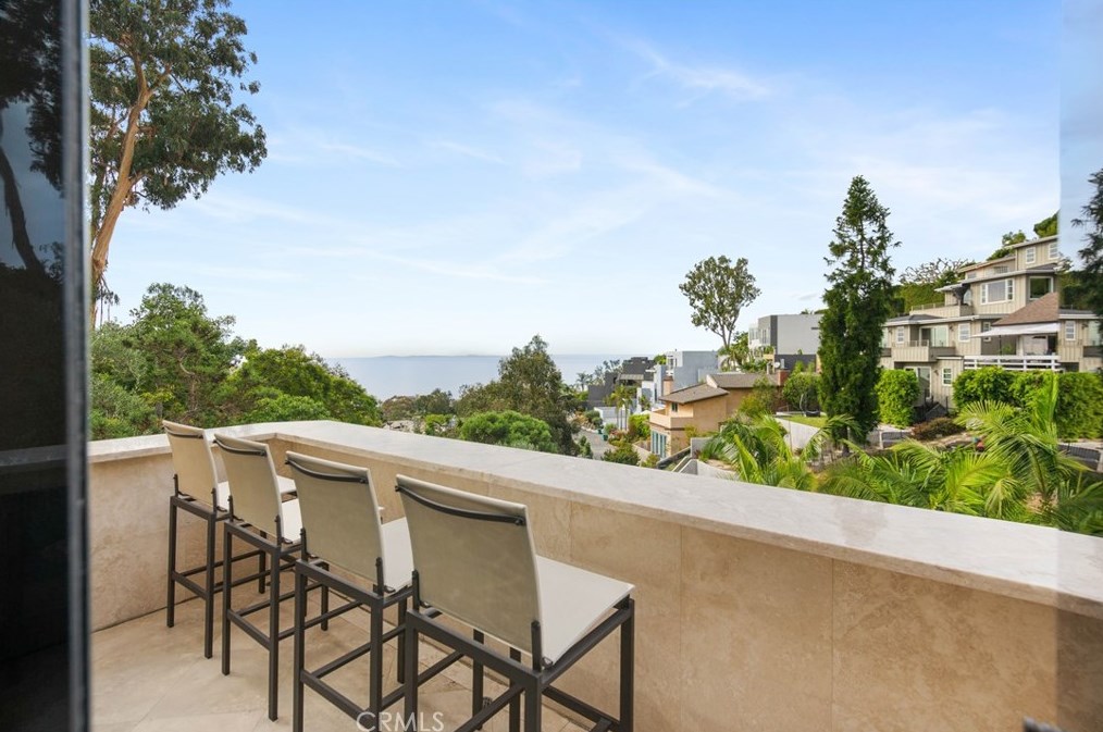 825 Smt Dr, Laguna Beach CA  92651-3421 exterior