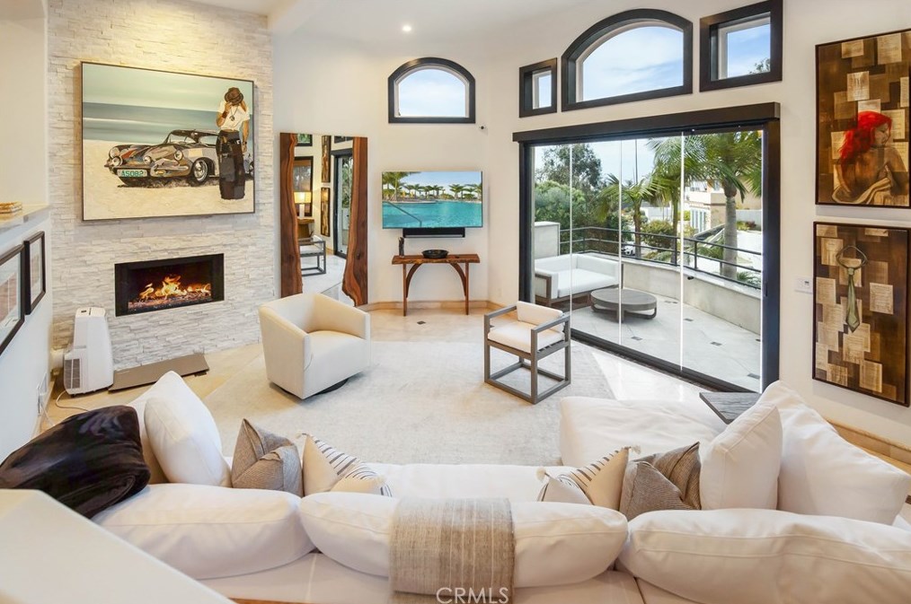 825 Smt Dr, Laguna Beach CA  92651-3421 exterior