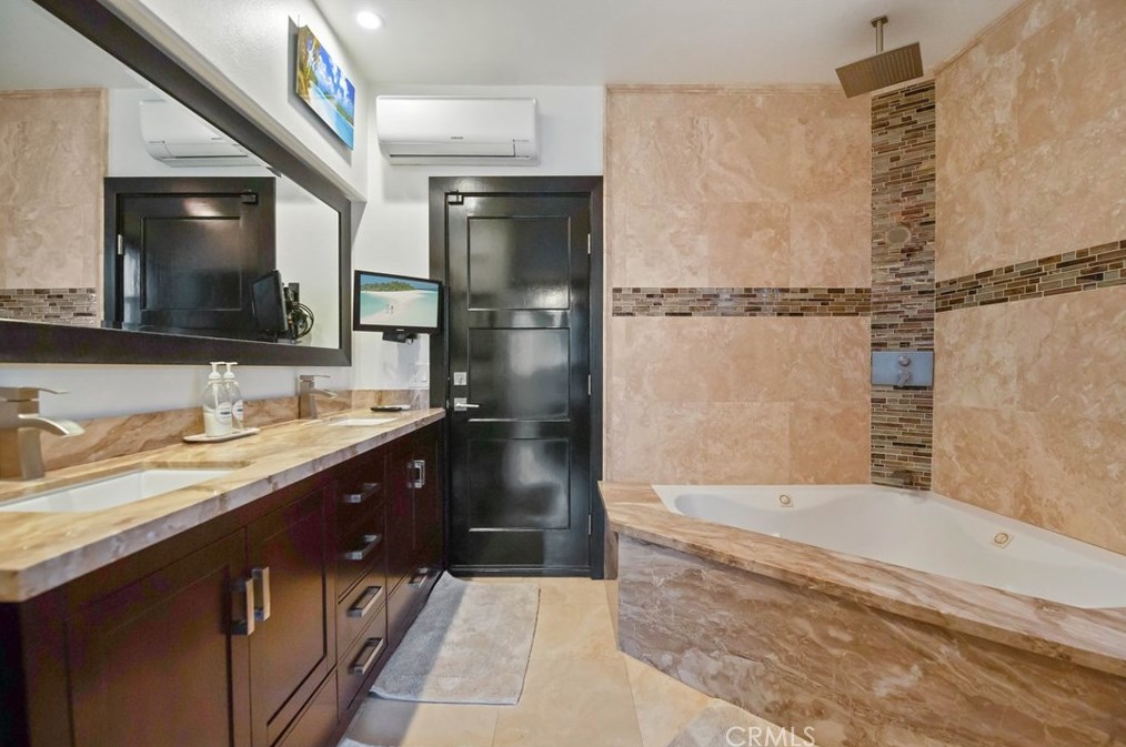 825 Smt Dr, Laguna Beach CA  92651-3421 exterior