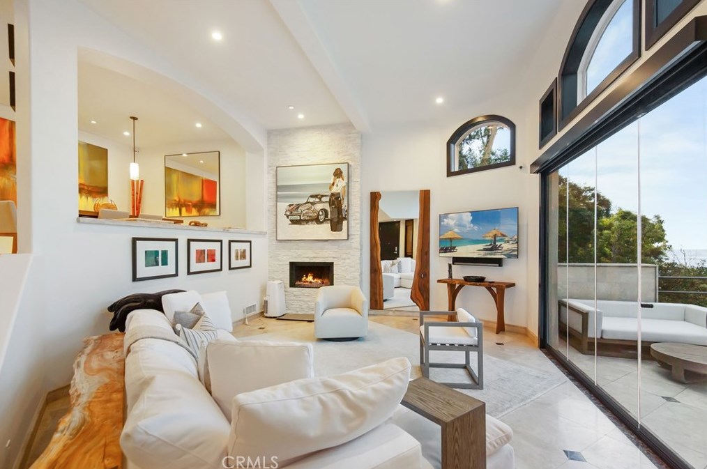 825 Smt Dr, Laguna Beach CA  92651-3421 exterior