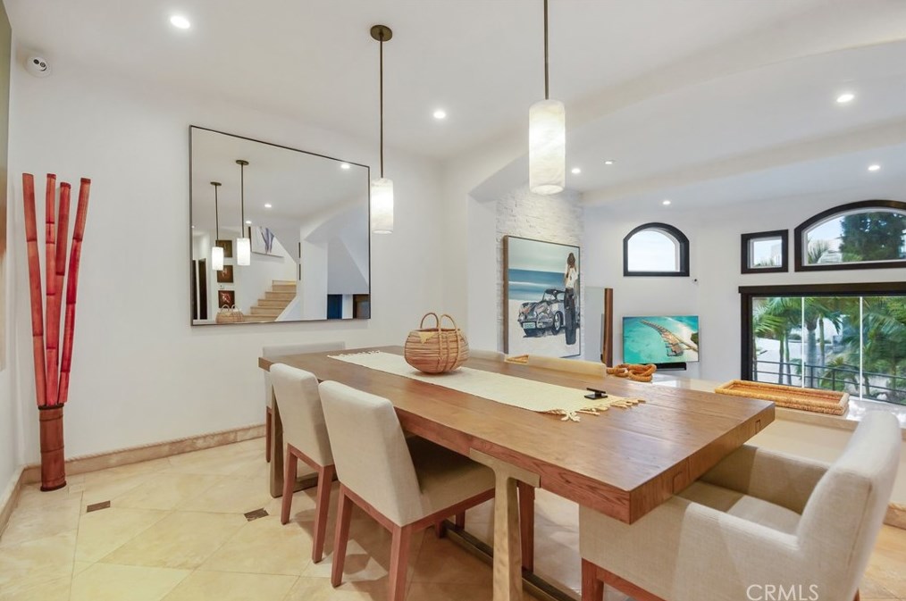 825 Smt Dr, Laguna Beach CA  92651-3421 exterior