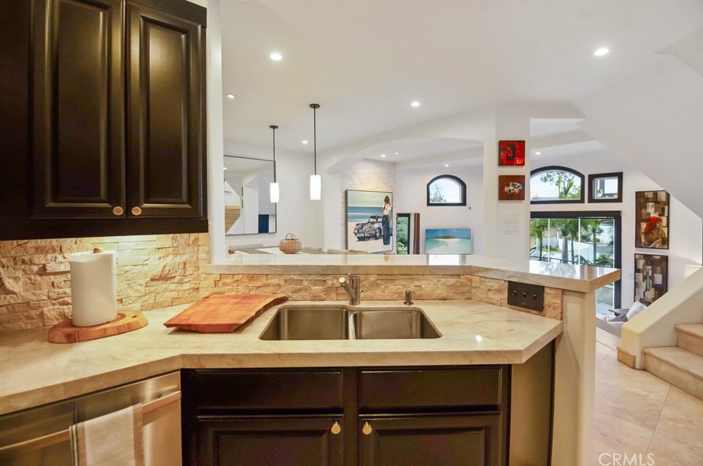 825 Smt Dr, Laguna Beach CA  92651-3421 exterior