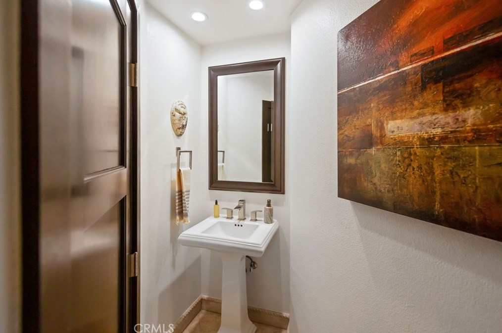 825 Smt Dr, Laguna Beach CA  92651-3421 exterior