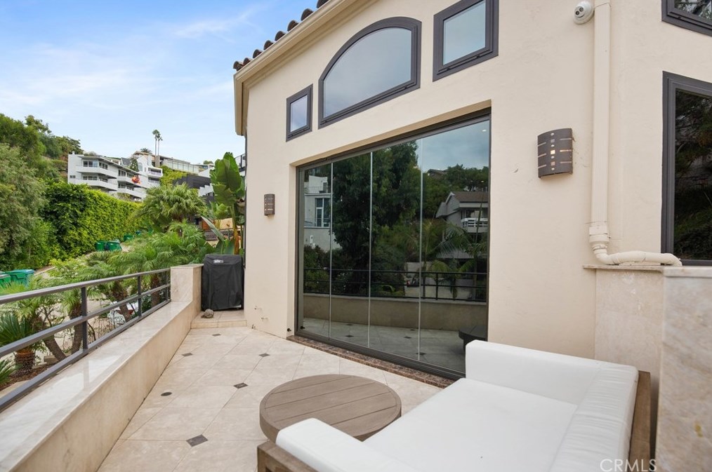 825 Smt Dr, Laguna Beach CA  92651-3421 exterior