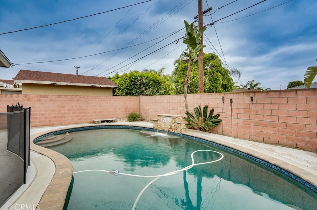 1206 Hvn Dr, Anaheim CA  exterior