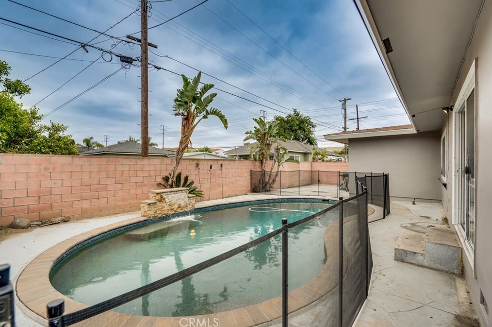 1206 Hvn Dr, Anaheim CA  exterior