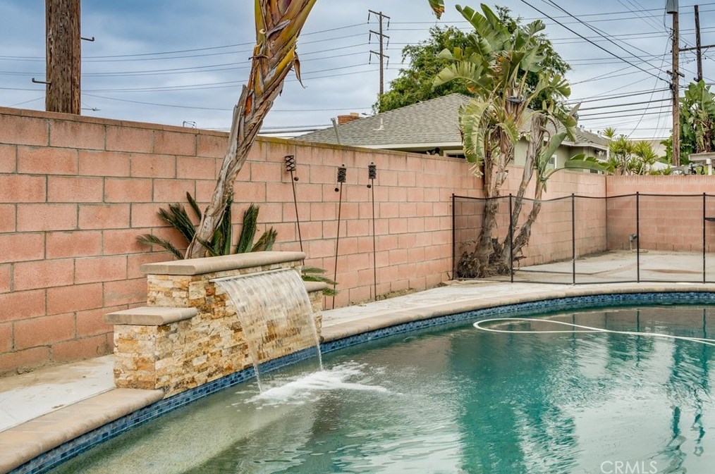 1206 Hvn Dr, Anaheim CA  exterior