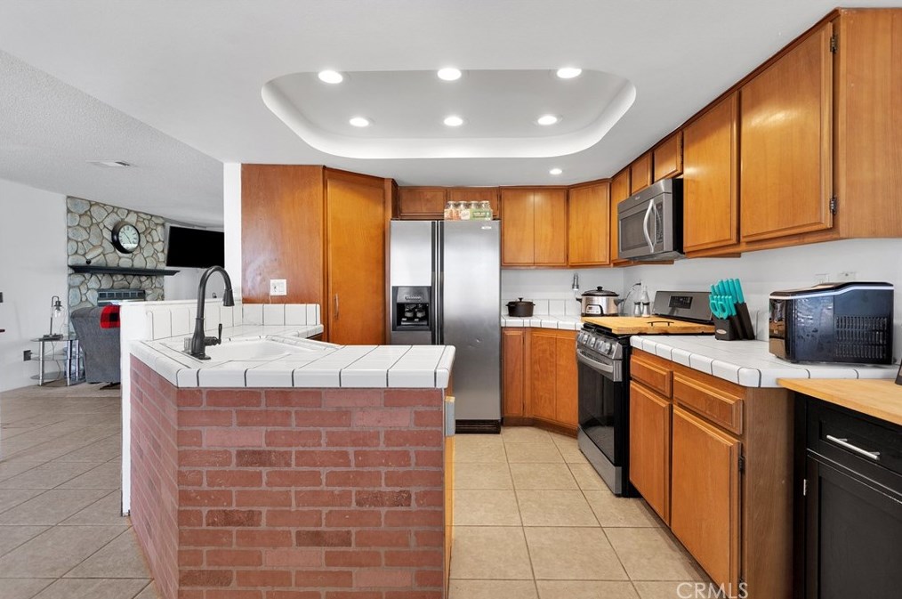 13455 Apple Blossom Ln, Apple Valley CA  92308-5421 exterior