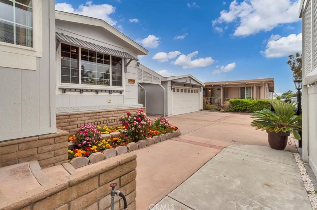 5200 Irvine Blvd, Irvine CA  92620-2013 exterior