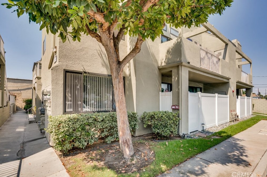 17641 Sergio Cir #101, Huntington Beach, CA 92647