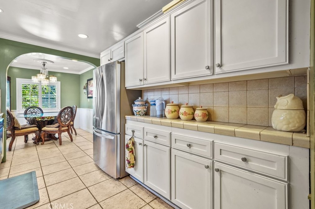 6909 Encino Ave, Van Nuys CA  91406-5357 exterior