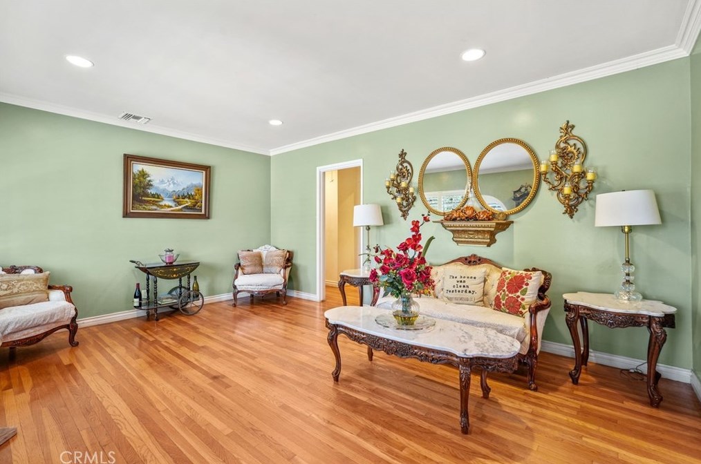 6909 Encino Ave, Van Nuys CA  91406-5357 exterior