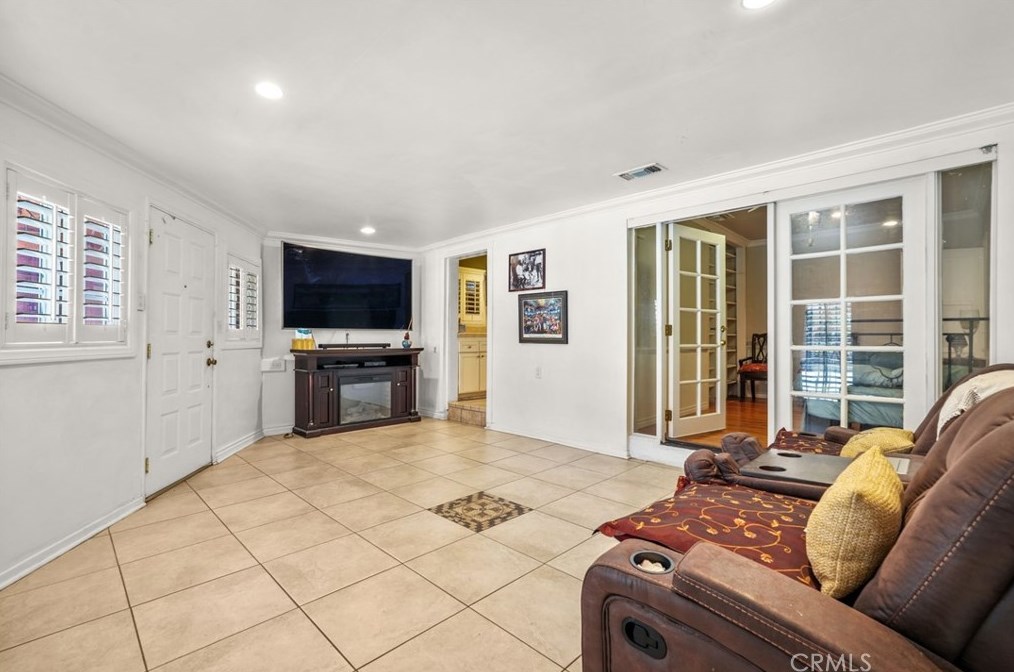 6909 Encino Ave, Van Nuys CA  91406-5357 exterior