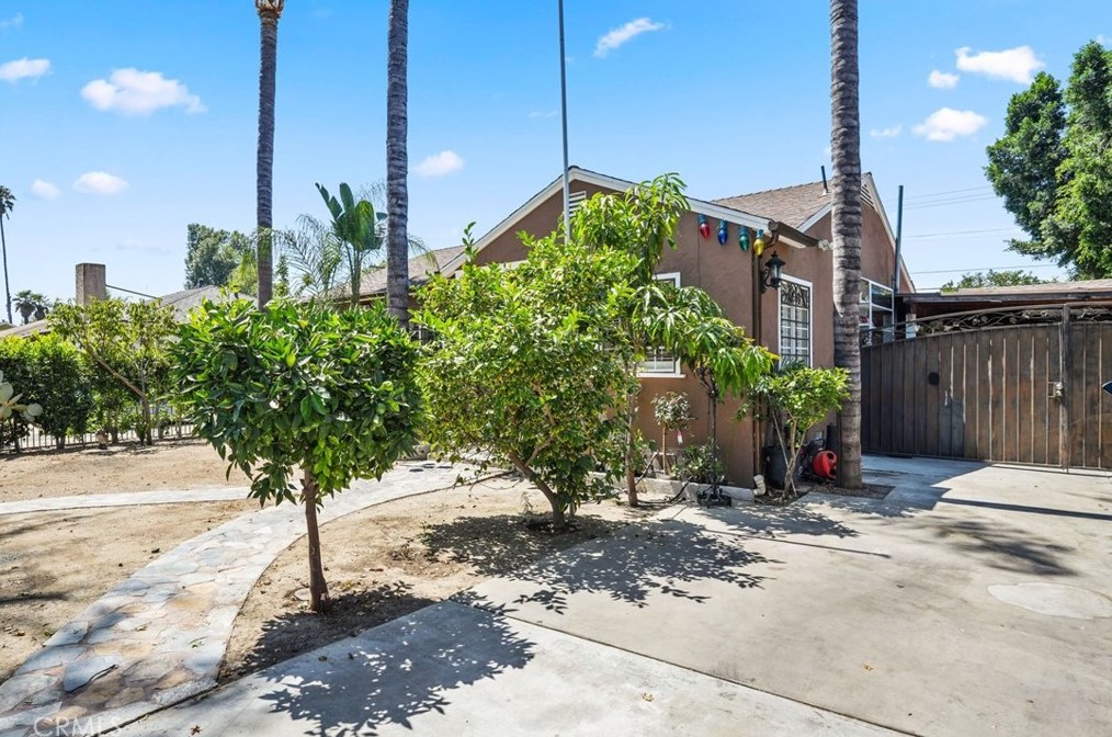 6909 Encino Ave, Van Nuys CA  91406-5357 exterior