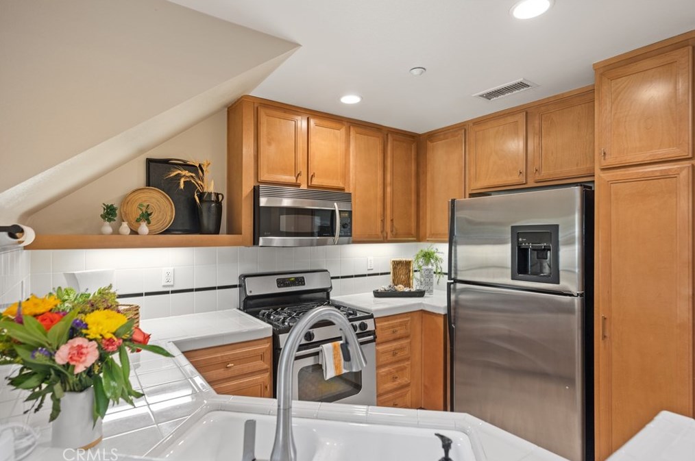 48 Dovetail, Irvine CA  92603-4202 exterior