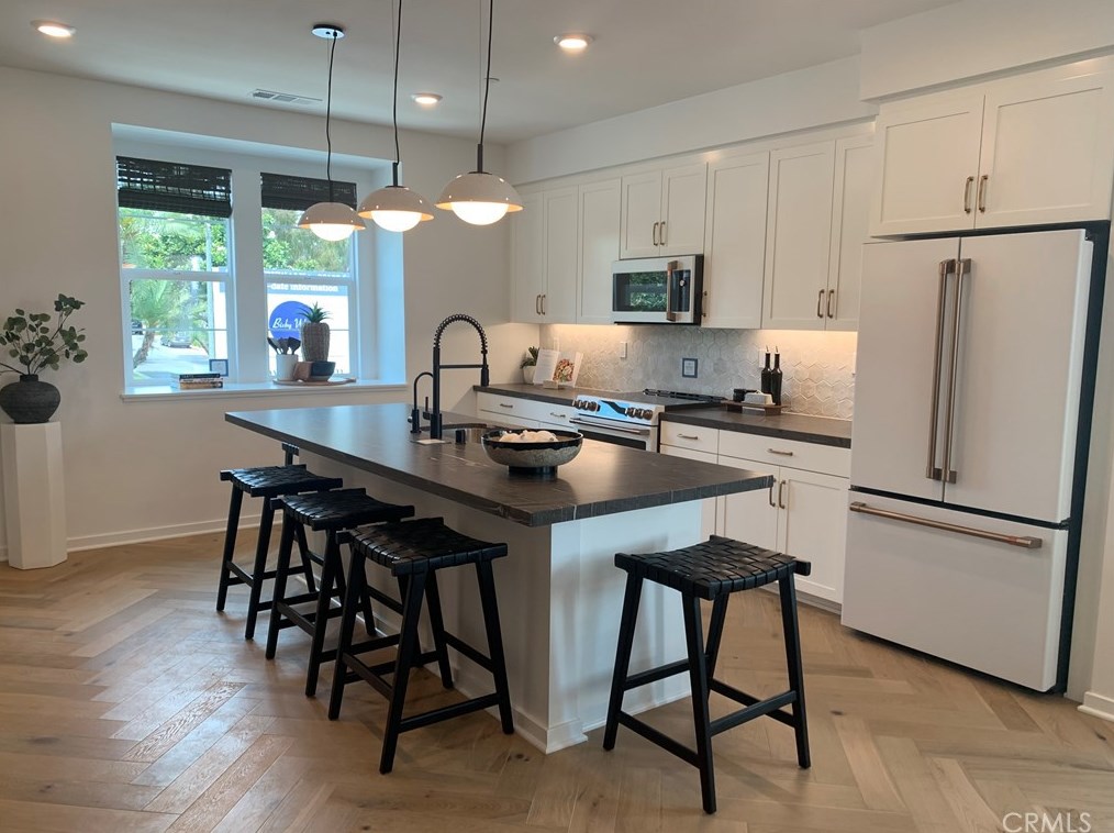 3673 Elm Ave, Long Beach CA 90807-3401 exterior