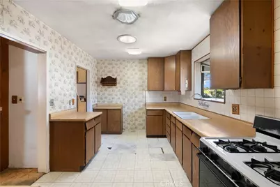 18928 Victory Boulevard, Tarzana, CA 91335 - Photo 13