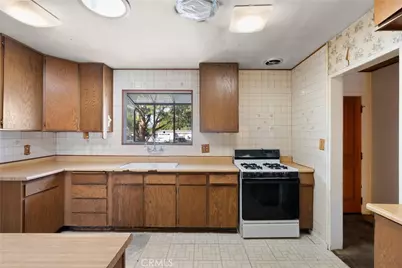 18928 Victory Boulevard, Tarzana, CA 91335 - Photo 11