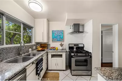 5150 1/2 Village Grn, Los Angeles, CA 90016 - Photo 9