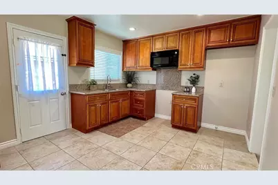 18289 Seville, Fontana, CA 92335 - Photo 3