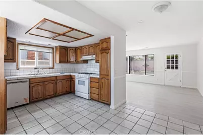 17081 Kampen Lane, Huntington Beach, CA 92647 - Photo 7