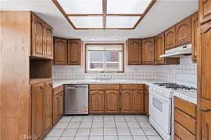 17081 Kampen Ln, Huntington Beach, CA 92647 - Photo 11