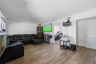10015 Karmont Avenue, South Gate, CA 90280 - Photo 5