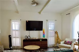 819 W 102nd St, Los Angeles, CA 90044 - Photo 5
