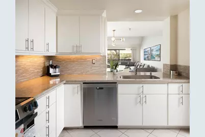 2 Canyon Island, Newport Beach, CA 92660 - Photo 3
