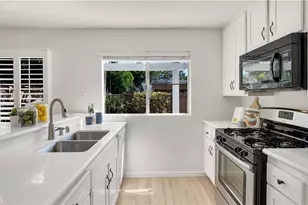 13 Hollowglen, Irvine, CA 92604 - Photo 5