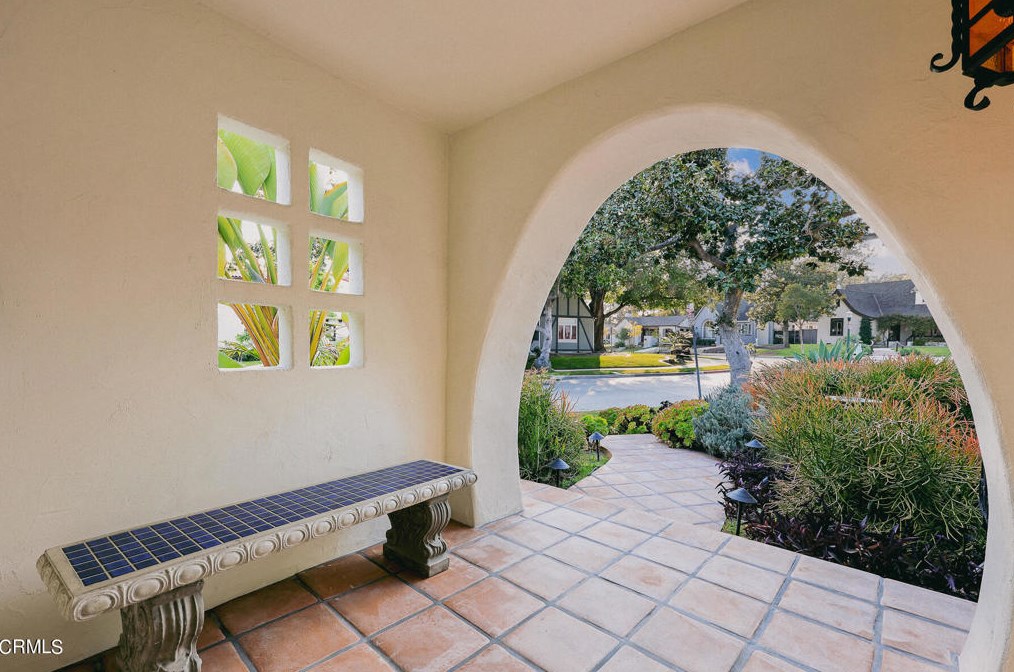 1400 Moncado Dr, Glendale CA  91207-1248 exterior