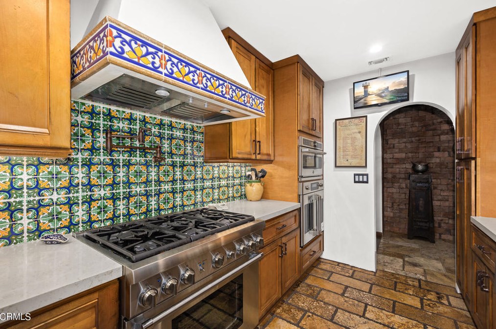 1400 Moncado Dr, Glendale CA  91207-1248 exterior