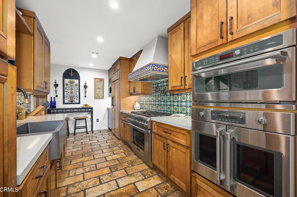 1400 Moncado Dr, Glendale CA  91207-1248 exterior