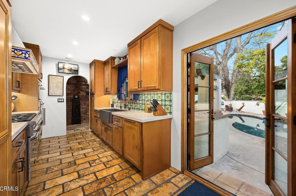 1400 Moncado Dr, Glendale CA  91207-1248 exterior