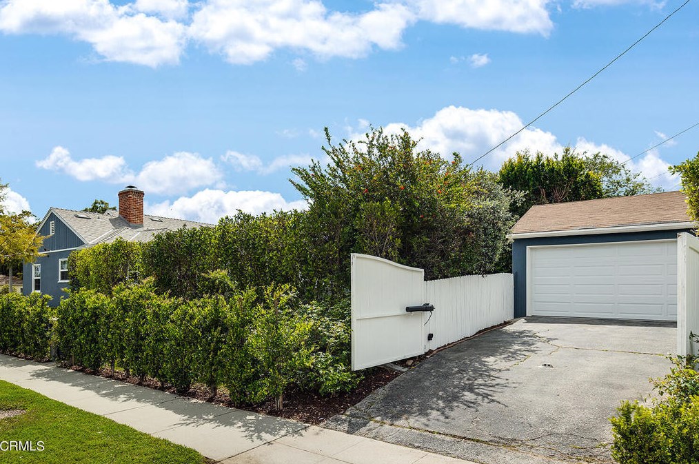2711 Lambert Dr, Pasadena CA  91107-2623 exterior