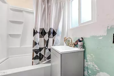 352 W 59th Place, Los Angeles, CA 90003 - Photo 25