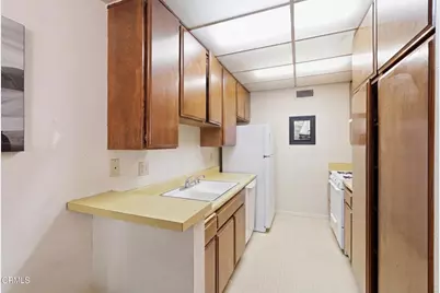 12321 Riverside Drive #204, Valley Village, CA 91607 - Photo 3
