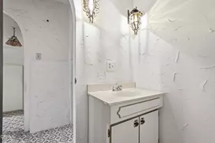 3911 De Longpre Ave, Los Angeles, CA 90027 - Photo 33