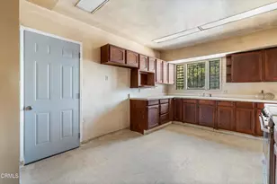 2303 W 25th St, Los Angeles, CA 90018 - Photo 15