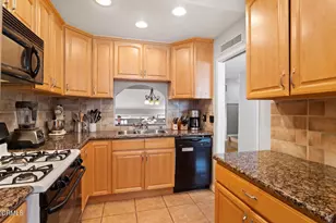 18409 Collins St, Los Angeles, CA 91356 - Photo 11