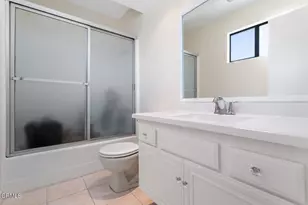 18409 Collins St, Los Angeles, CA 91356 - Photo 23