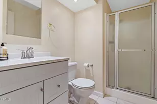 18409 Collins St, Los Angeles, CA 91356 - Photo 15