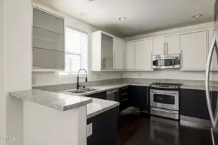 10609 Bloomfield St, Los Angeles, CA 91602 - Photo 11