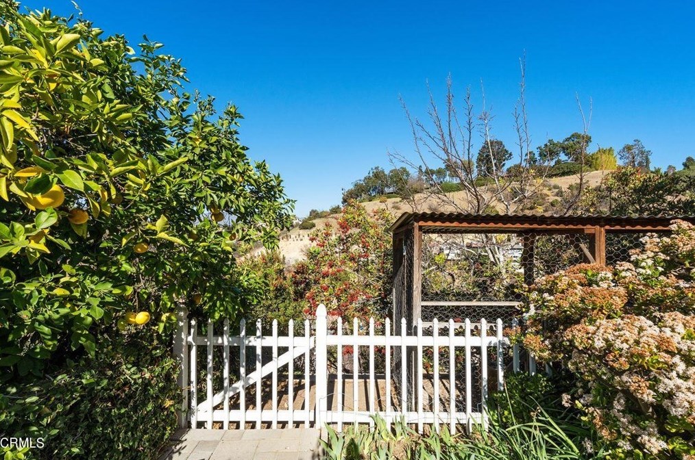 1781 Sunny Heights Dr, Los Angeles CA  90065-3325 exterior