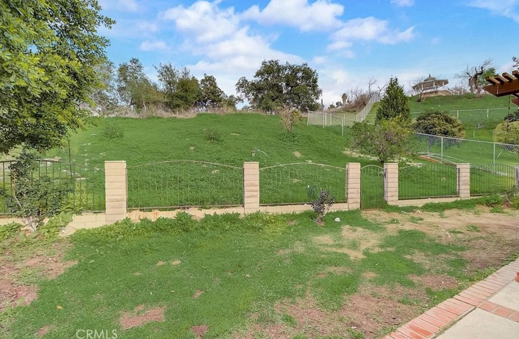 1704 Autumnglow Dr, Pomona CA  91765-2710 exterior