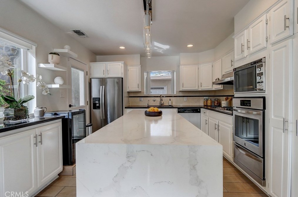 2224 Laurel Pl, Newport Beach CA  92663-5458 exterior