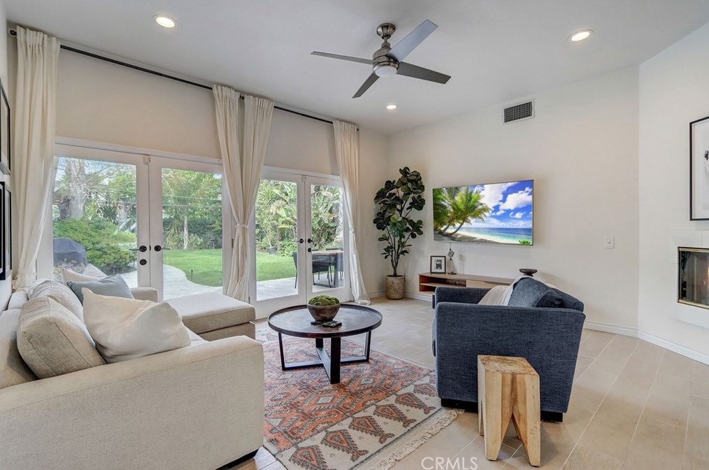 2224 Laurel Pl, Newport Beach CA  92663-5458 exterior