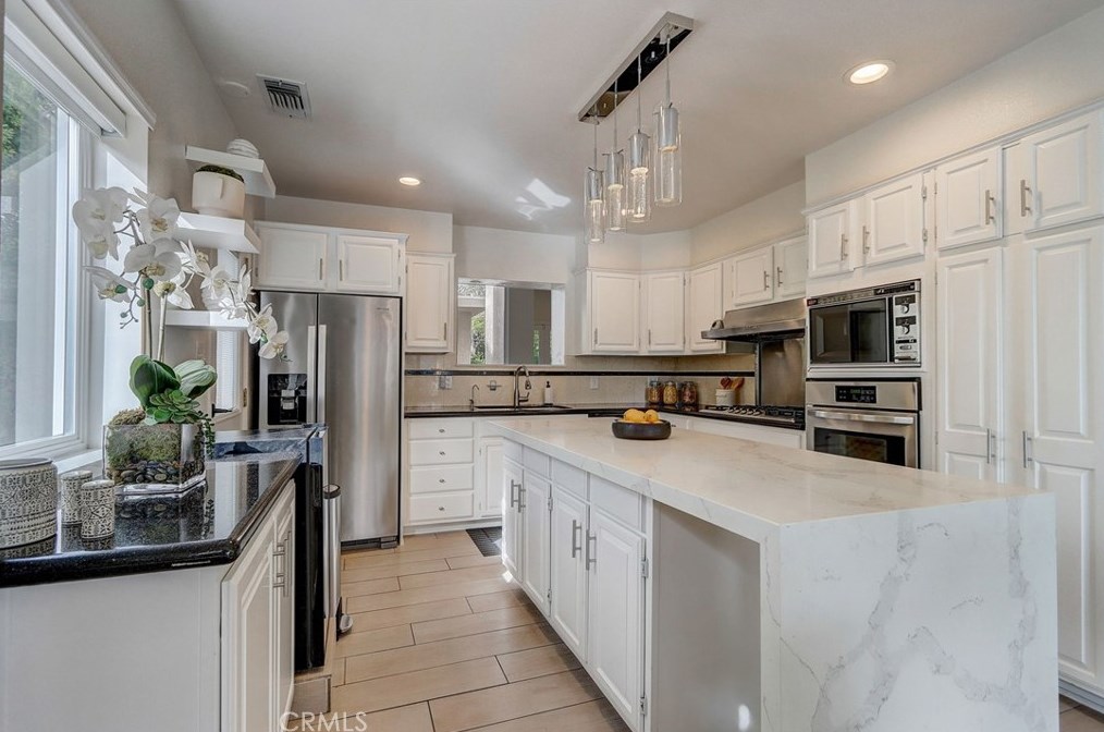 2224 Laurel Pl, Newport Beach CA  92663-5458 exterior