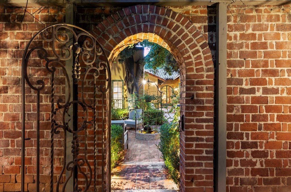 788 Grand Ave, Pasadena CA  91105-2447 exterior